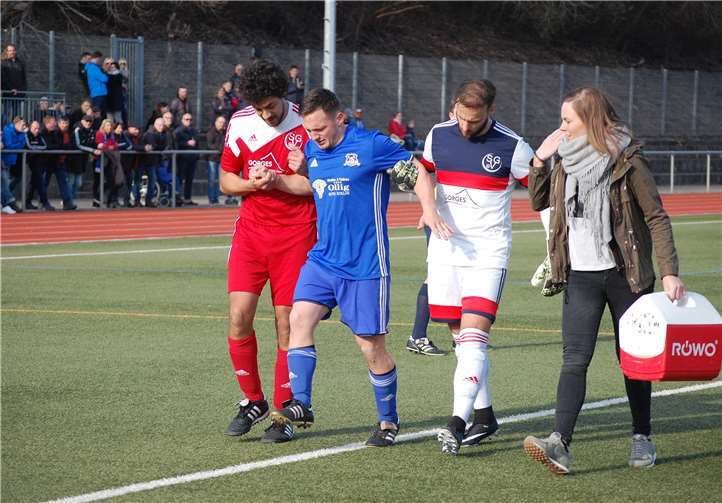Ein harter Zweikämpfer: Ludwig Amling (blaues Trikot) schont sich und seinen Körper selten.