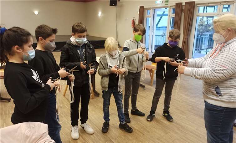 Ein „heimlicher Blick“ in die Zauberwerkstatt zeigt, wie konzentriert sich die jungen „Zauberlehrlinge“ bemühen, alles richtig zu machen: Mit Erfolg: Was hier zerschnitten wird, ist plötzlich wieder heil. Zauberei oder Magie?Foto: privat