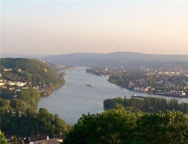 Ein herrlicher Ausblick auf den Rhein - auch, wenn er „brennt“.