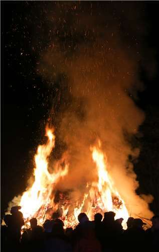 Ein herrlicher Kontrast - Das Martinsfeuer an der Grube Laura.