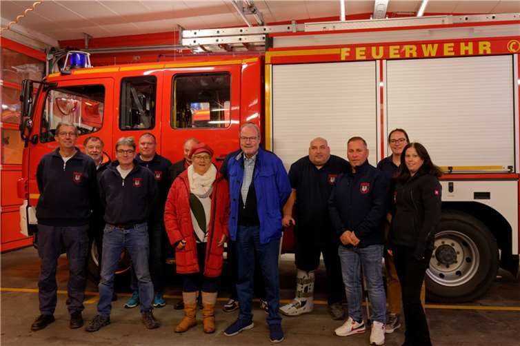 Ein herzlicher Dank der Betreuerinnen und Betreuer der Jugendfeuerwehr Rheinbach für die Spende des Lions Club Bonn-Rhenobacum ging an Marlies Maruschke und Michael Firmenich (in der Mitte).  Foto: Feuerwehr Rheinbach