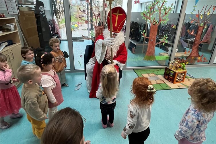 Ein herzlicher Empfang für den Nikolaus in der Kita St. Martin. Fotos: Kita St. Martin