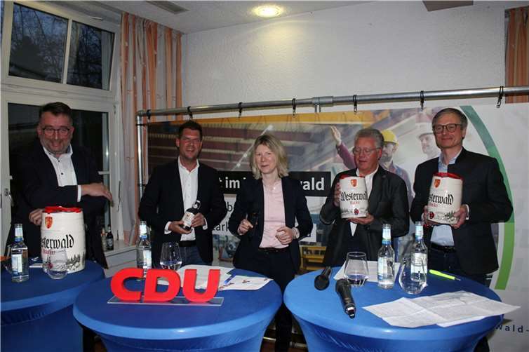 Ein herzliches Dankeschön von Jenny Groß MdL (Bildmitte) an die Gesprächspartner (v.l.n.r.) Stefan Weber, Jens Geimer, Siegfried Schmidt und Dr. Kai Müller.  Foto: CDU Westerwald