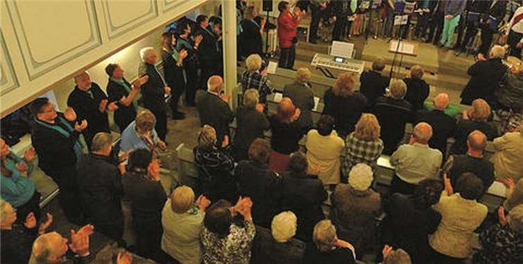 Ein hingerissenes Publikum feierte die Musikanten am Schluss mit stehenden Ovationen.