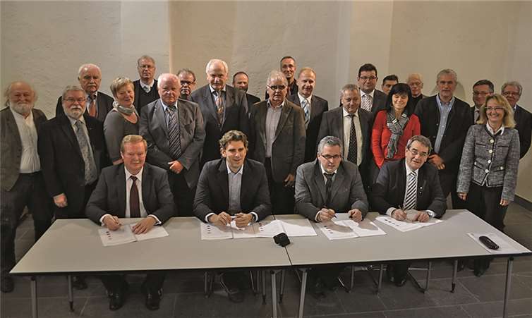 Die Verbandsgemeinde Treis-Karden wird zum 01.07.2014 aufgelöst Ein historischer Moment: Die Bürgermeister der vier beteiligten Verbandsgemeinden unterzeichnen im Beisein von Vertretern der Verwaltungen und Gremien die Fusionsvereinbarung.VG-Verwaltung Treis-Karden