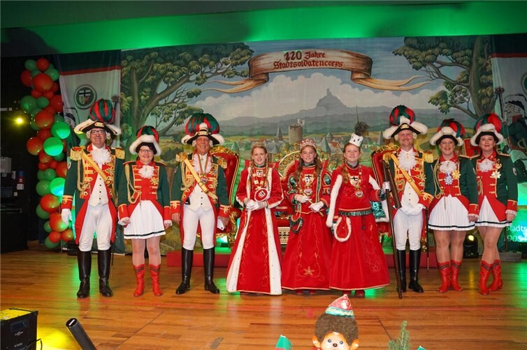 Ein historischer Moment für die Rheinbacher Karnevalsgeschichte: Kürzlich proklamierten die Stadtsoldaten 1905 Rheinbach e.V. feierlich das erste Mädchendreigestirn der Vereinsgeschichte. Foto: privat