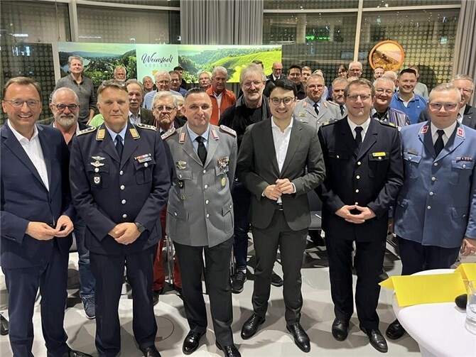 Ein hochkarätig besetztes Podium mit (von links nach rechts) Josef Oster MdB, Oberst Michael Trautermann, Oberstleutnant Christian Probst, dem Gastgeber Philip Rünz, Tobias Pflüger und Kai Sattler. Dahinter das Publikum, das am sicherheitspolitischen Expertengespräch teilgenommen hat.