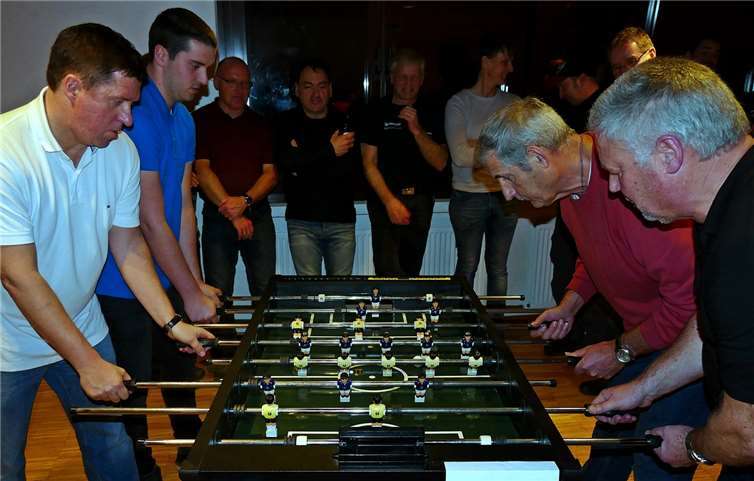 Ein hochklassiges und dramatisches Finale endete mit einem 10:9-Sieg für Günter und Werner Schäfer (rechts) gegen Jörg und Tom Grote.
