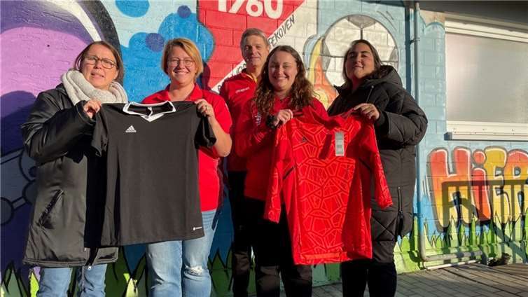 Ein hochwertiger Trikotsatz wurde überreicht.  Foto: privat