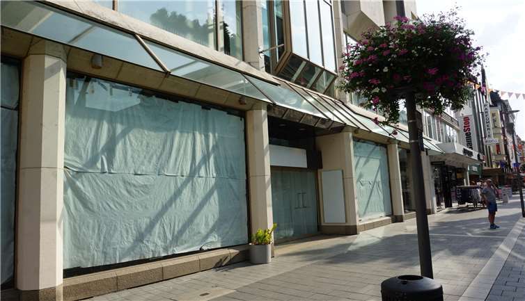 Ein hochwertiges Bekleidungssortiment verspricht die Sinn Gruppe für das ehemalige Leininger Haus, später Kaufhaus Moses.