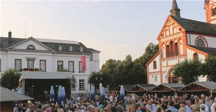 Ein idyllisches Weinhüttendorf auf dem Kirchplatz.Foto:Reiner Friedsam