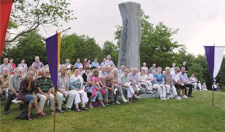 „Ein immer fröhlich Herz und edlen Frieden geben“, lautete eine gesanglich vorgetragene Gottesbitte der Matthias- und Jakobusfreunde. PRESS
