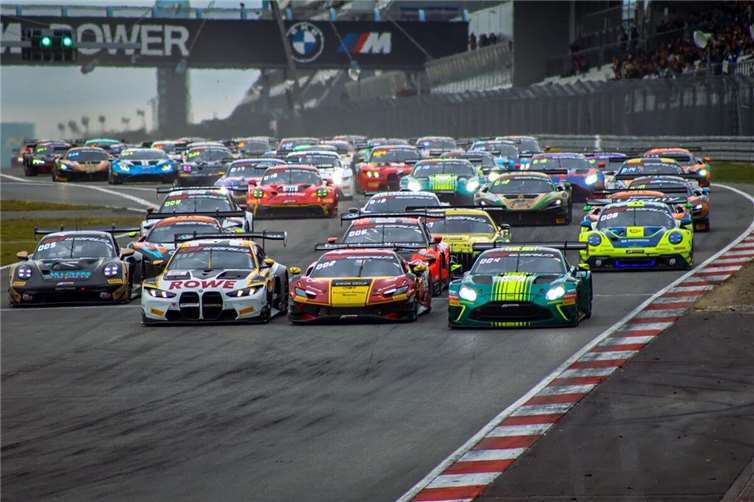 Ein Rennwochenende voller Motorsportmagie Ein imposantes Feld von 61 GT3-Boliden ging pünktlich um 15:00 Uhr ins dreistündige Rennen der GT World Challenge Europe powered by AWS. Foto: Noel Krinitzky