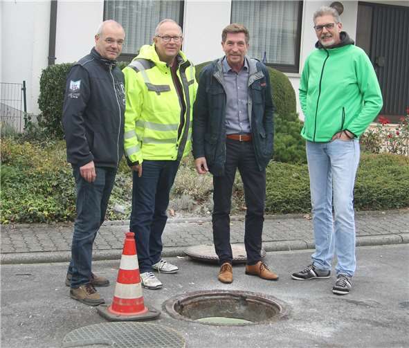 Ein innovatives Verfahren zur Sanierung von Kanalschächten wurde in Montabaur getestet – und für gut befunden. Beim Test dabei waren v.li. Rainer Schuster für die Firma Kuchem, Michael Maurer und Florian Benten von den Verbandsgemeindewerken sowie Wendelin Böhme vom GFK-Hersteller Brandenburger.Quelle: Verbandsgemeinde Montabaur