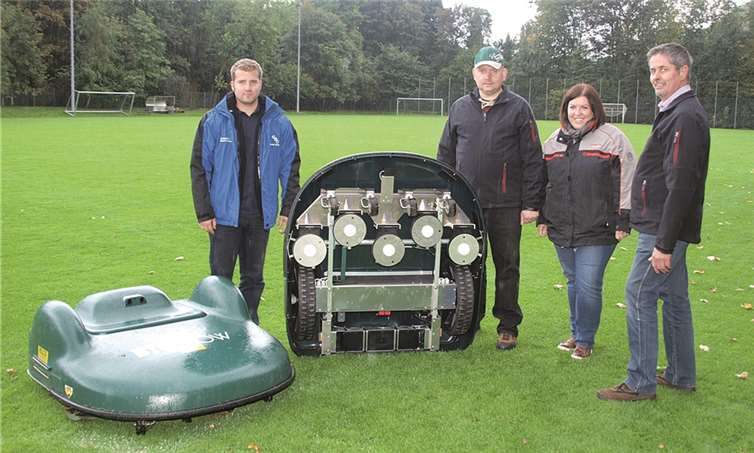 Ein interessanter Nachmittag auf der Südwiese auf dem Oberwerth. Erläuterungen kamen von Alexander Schneider (v.li.n.re.), als Vertriebspartner für Deutschland, Bernhard Maas (Geschäftsführer Landtechnik Maas), Julia Widlok (Landtechnik Maas) und Fritz Dexheimer (Gebietsvertreter SABO). -US-