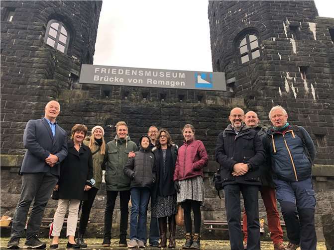 Ein internationaler Informationsaustausch im „Friedenmuseum Brücke von Remagen“, organisiert vom Politikwissenschaftler Andrew Denison (li.). Foto: Friedensmuseum e.V.