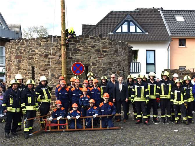 Ein jährlicher Höhepunkt der Maikirmes ist das Aufstellen des Maibaumes am Windmühlenturm. Foto: EICH