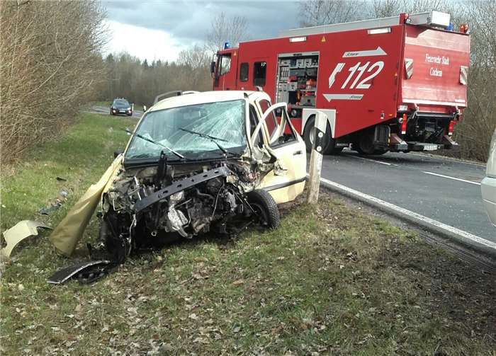 Ein junger Autofahrer war aus noch unbekannter Ursache in einer Kurve mit einem entgegenkommenden Auto zusammengeprallt. Polizei