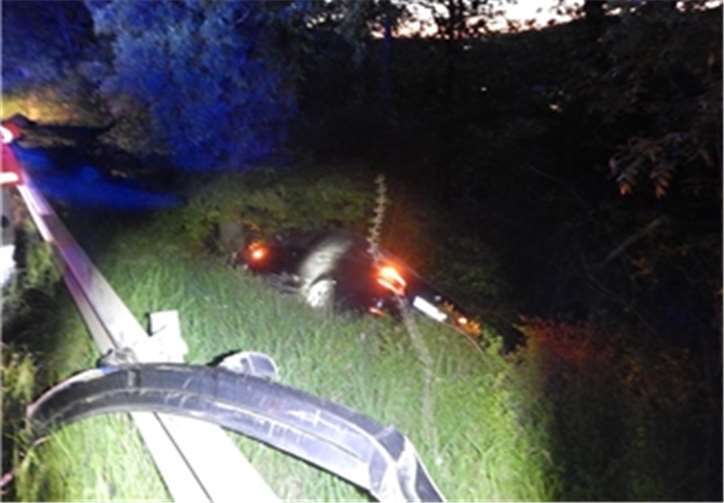 Ein junger Autofahrer war bei Trimbs gegen eine Wand geprallt und anschließend eine Böschung hinabgestürzt. Foto: Polizei