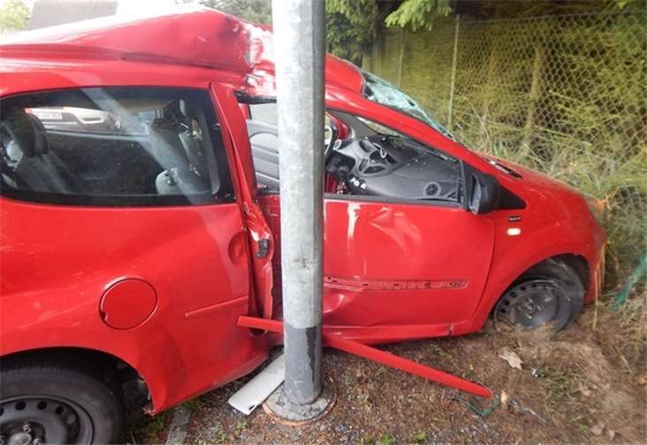 Ein junger Autofahrer war in einer Kurve ins Schleudern geraten und gegen einen Laternenmast geprallt. Polizei