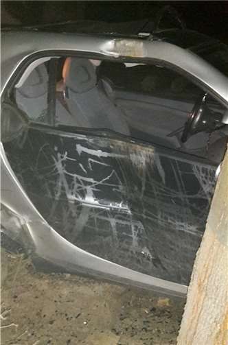 Ein junger Autofahrer war mit 1,38 Promille mit seinem Auto unterwegs und schleuderte mit seinem Auto gegen einen Baum. Foto: Polizei