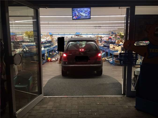 Ein junger Autofahrer war versehentlich in die Geschäftsräume eines Einkaufsmarktes gefahren. Foto: Polizei