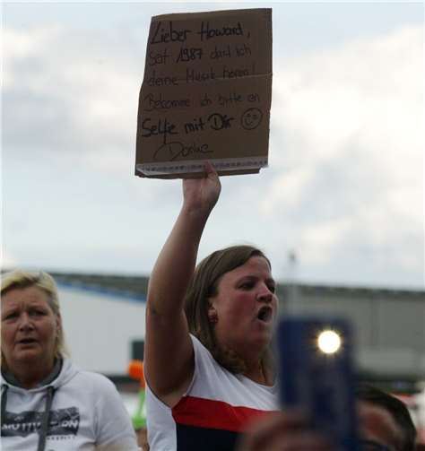 Ein junger Fan möchte ein Selfie mit Howard.
