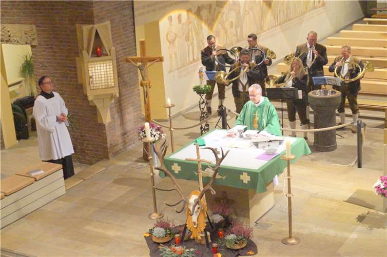 Ein kapitales Hirschgeweih zierte den Altar in der Wallfahrtskirche des Klosters Maria Martental. Foto: Benedikt Schmitt
