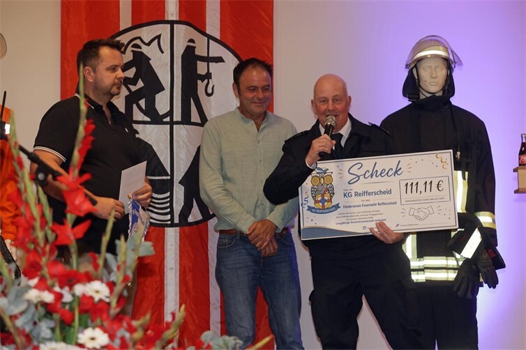 Ein karnevalistisch geprägtes Geschenk der KG Blau-Weiß Reifferscheid