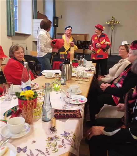 Ein karnevalistischer Nachmittag brachte am 4. Februar 2024 ausgelassene Stimmung in den Gemeindesaal der Christuskirche Andernach. Foto: privat