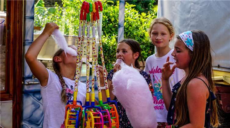 Ein klebriges, aber traditionellesKirmesvergnügen ist die Zuckerwatte.