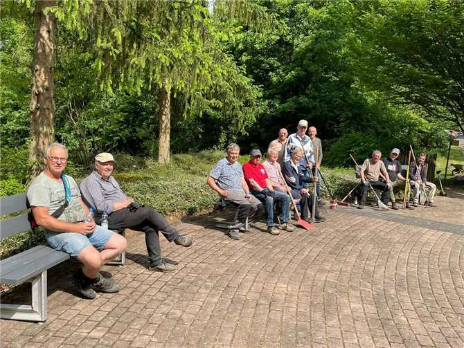 Ein kleine Pause machte eine der drei Rentnergruppe auf dem Waldfriedhof, bevor wieder Anlagen und Wege von Unkraut befreit und Sträucher rückgeschnitten wurden. Fotos: Rudolf Boden