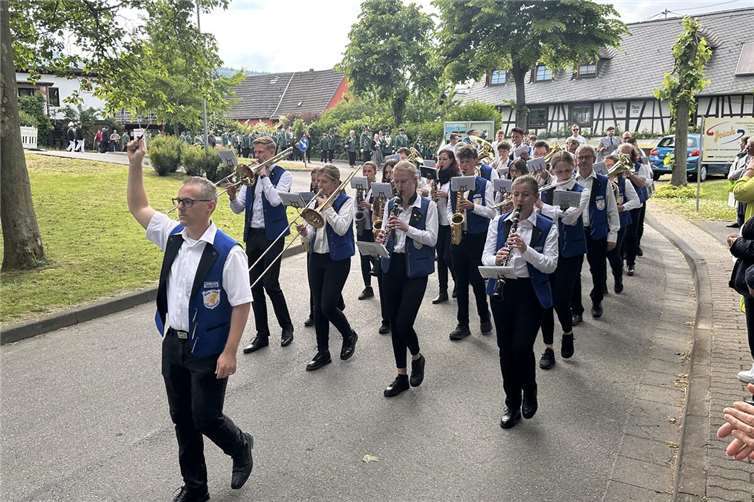 Ein kleiner Festumzug zog durch das Dorf, begleitet vom Musikzug Blau-Weiß und dem Spielmannszug TV Eiche Bad Honnef.Fotos: privat