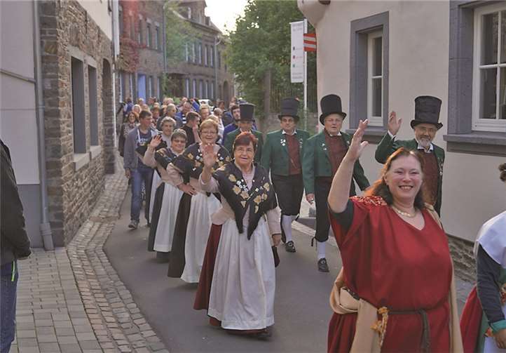 Ein kleiner Festzug bewegte sich am Samstag vom Spilles aus zur Feiermeile in der Hauptstraße.