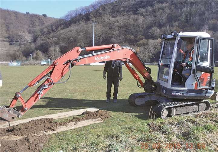 Ein kleiner Schaufelbagger brachte das gewünschte Ergebnis.