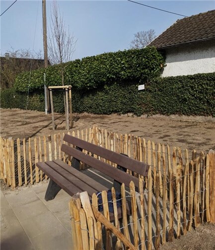 Ein kleiner Sitzbereich wurde errichtet. 