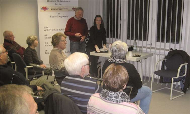 Ein kleiner Teil der Gruppe mit Herbert Müller und einer ärztlichen Fachkraft. SHG/Walterscheid