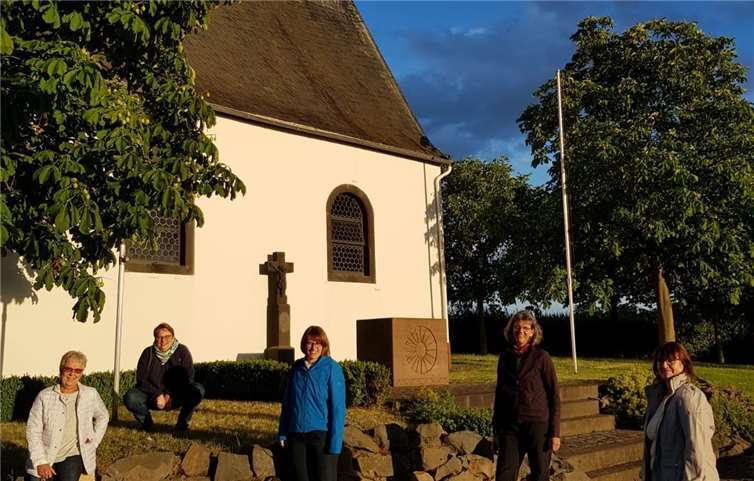 Ein kleiner Teil der Sängerinnen traf sich zur Besprechung „auf Abstand“. Foto: privat