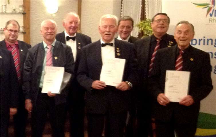 Ein kleiner Teil der in Horbach geehrten Sänger des Chorverbands Westerwald, Sängergruppe Süd. Walter Kunoth und Erhard Altenhofen, vom MGV Mendelssohn Bartholdy 1855 Montabaur (dritter und vierter v.li.) Landrat Schwickert (in der zweiten Reihe, dritter v.re.), Hermann-Josef Steinebach (li.), Ehrenamtsbeauftragter des CV WW. Foto: privat