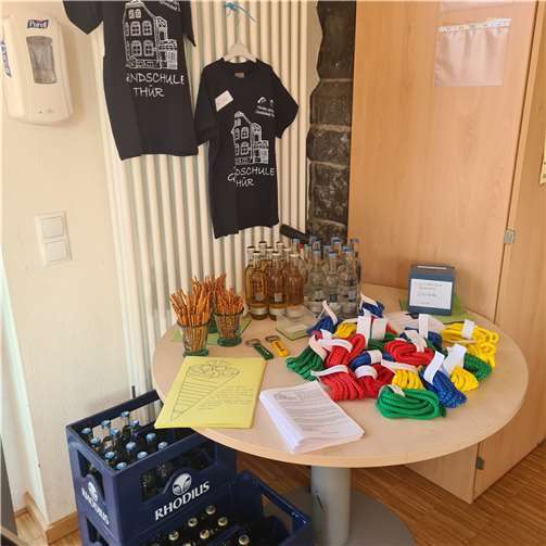 Ein kleiner Willkommens- und Informationstisch des Fördervereins GS Thüer e.V. erwartete die Eltern und Gäste während der ersten Schulstunde.  Foto: privat