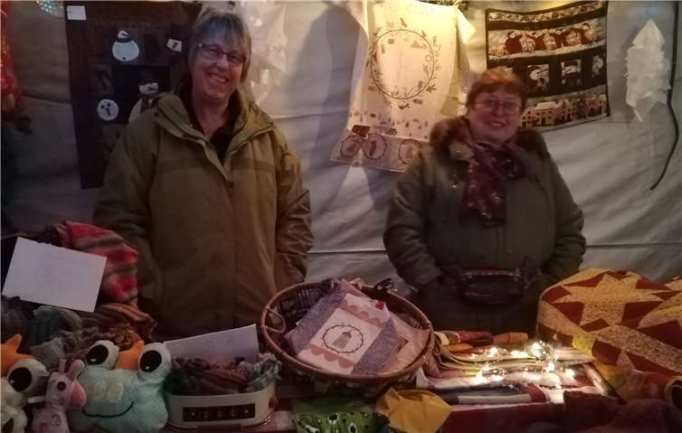 Ein kleiner aber feiner Markt bot Schmuck, Patchwork-Arbeiten, weihnachtliche Dekoration, handgefertigte Schals und Mützen, weihnachtliche Liköre und Gewürzmischungen an.privat
