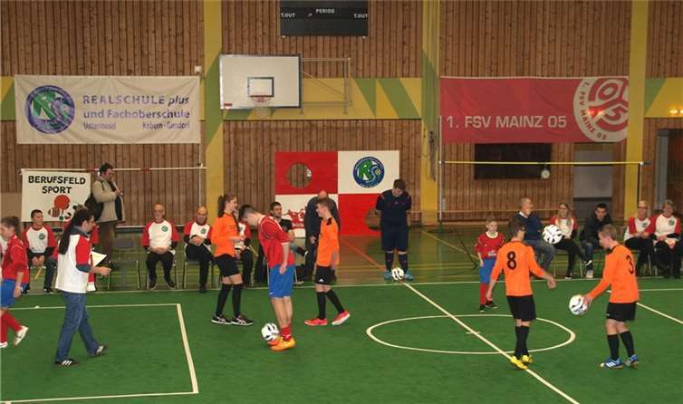 Ein kleines Fußballspiel zur Demonstration der Fähigkeiten der Schülerinnen und Schüler.