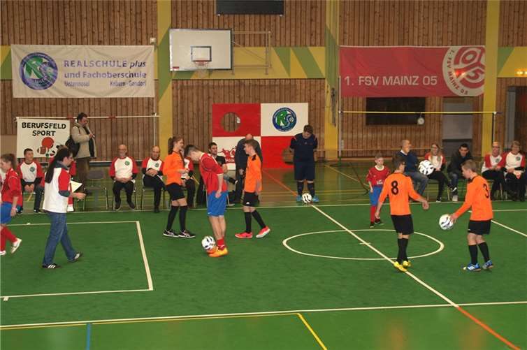 Ein kleines Fußballspiel zur Demonstration der Fähigkeiten der Schülerinnen und Schüler.