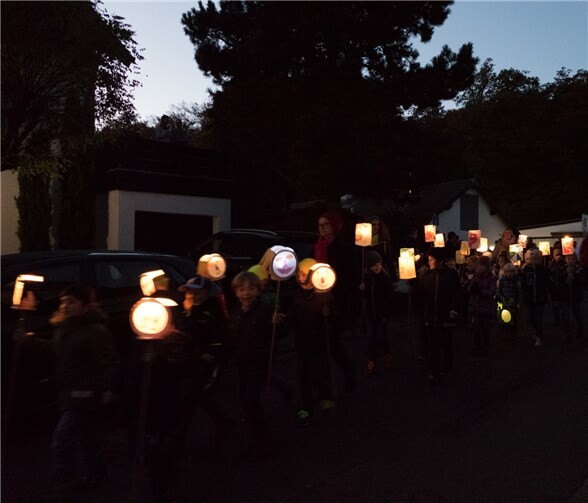 Ein kleines Lichtermeer zog durch Adendorf.