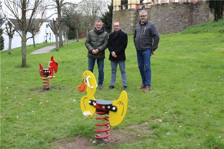 Ein kleines Projekt als Zeichen für eine unkomplizierte Zusammenarbeit: Der Sinziger Ortsvorsteher Gunter Windheuser, Sinzigs Bauamtsleiter Marco Knieper und Bauamtsmitarbeiter Markus Meuer (v.l.) freuen sich über das neue Angebot für Kinder im Lunapark. Foto: Stadtverwaltung Sinzig