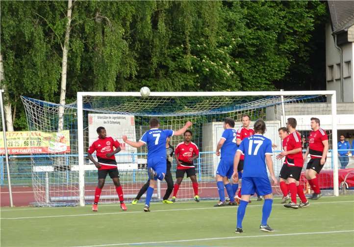 Ein kleines Schützenfest feierte die Nettetaler 2. Mannschaft im Heimspiel gegen die Reserve der FSG Wierschem/Lasserg. Auch wenn es danach aussieht, in dieser Szene fand der Ball nicht den Weg ins Gästetor. Privat