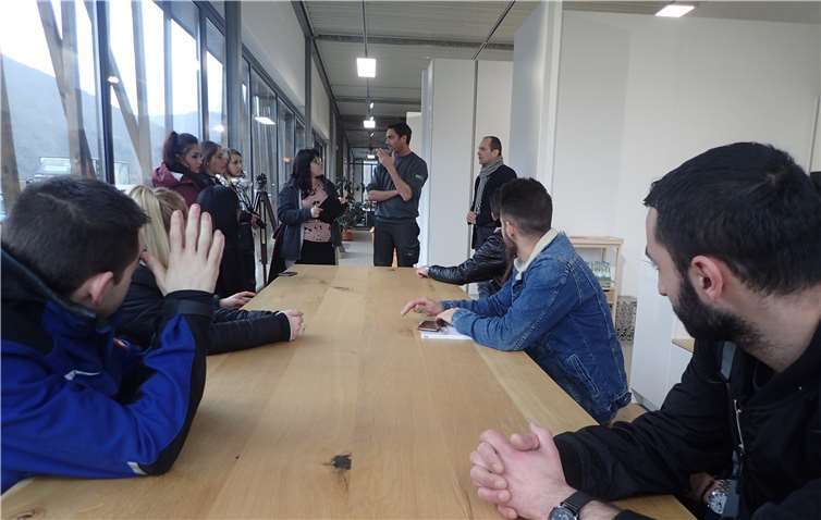 Ein knappes Dutzend Jugendlicher besuchte die Schreinerei. ROB