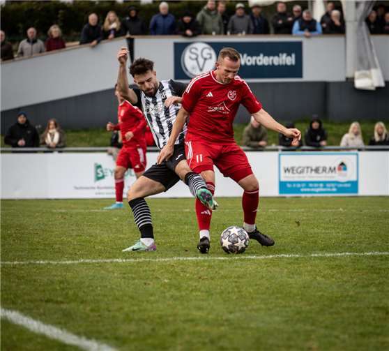 Ein körperbetonter Zweikampf zwischen dem VfB-Spieler Meris Siljkovic und dem Müllenbacher Daniel Kossmann.Foto: Max Jäger