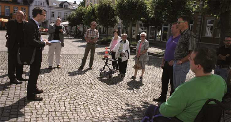 Ein "kompetentes" Expertenteam machte sich mit Dr. Peter Neumann vom Büro "Neumann Consult" in Sinzig und Bad Bodendorf auf den Weg, den Istzustand der Stadt zu dokumentieren. RÜ