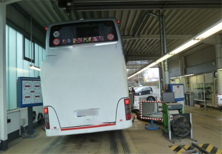 Ein kontrollierter Bus drohte fast umzukippen, weil die Federung ausgefallen war und wurde als „verkehrsunsicher“ eingestuft. Foto: Polizei